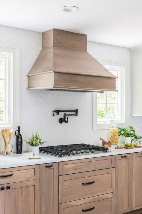 Houzz.com – Credit | © Bradford Services & Remodeling Modern Farmhouse Kitchen Backsplash, White Herringbone Backsplash, Wood Kitchen Backsplash, White Kitchen Countertops, White Quartz Countertops, Farmhouse Kitchen Backsplash, Light Wood Kitchens, White Countertop, Countertop Backsplash