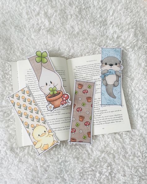 the cutest bookmarks🥹 Cute Bookmarks Drawings, Cute Bookmarks Diy Creative, Diy Page Markers, Diy Cute Bookmarks, Cute Bookmarks Handmade, Cute Bookmark Ideas, Creative Valentine Cards, Summer Bookmarks, Anime Crafts Diy