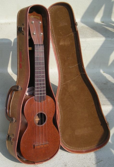 Vintage Martin Soprano Ukulele Vintage Ukulele, Orchestra Instruments, Ukulele Song, Ukulele Design, Retro Guitar, Ukulele Art, High Strung, Ukulele Strings, Martin Guitars