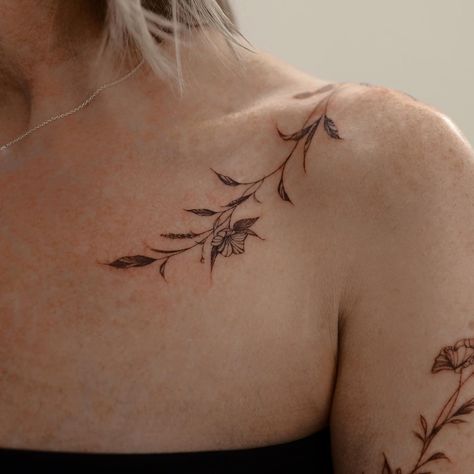 Flower Vine Tattoo, Rose Vine Tattoos, Flower Vine Tattoos, Earthy Tattoos, Body Tattoo Design, Vine Tattoo, Scar Tattoo, Mens Shoulder Tattoo, Beautiful Flower Tattoos