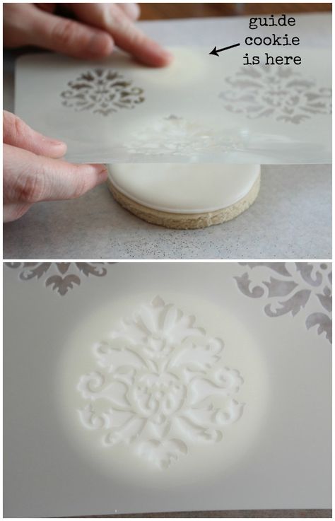 How to stencil on cookies - Sweet Sugarbelle - http://www.sweetsugarbelle.com/2012/10/pretty-stenciled-damask-cookies/ Royal Icing In Silicone Molds, Fondant Cookies Ideas, Royal Icing Recipes, Stencil Cookies, Cookie Tips, Cookie Techniques, Cookies Royal Icing, Sweet Sugarbelle, Icing Recipes