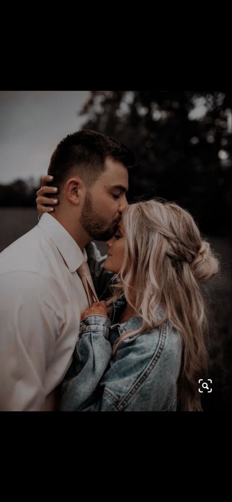 Couples Photoshoot Lifestyle, Engagement Photos Outfits Boho, Photographie Aesthetic, Cinematic Photoshoot, Fall Couple Pictures, Fall Photoshoot Ideas, Portret Feminin, Fall Couple Photos, Aesthetics Photography