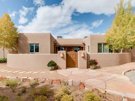 Santa Fe House Exterior, Modern Adobe House Exterior, Desert House Plans, Mediterranean House Decor, Modern Adobe House, Mexico Houses, Mexico House Ideas, Mexico Homes, Cob House Plans