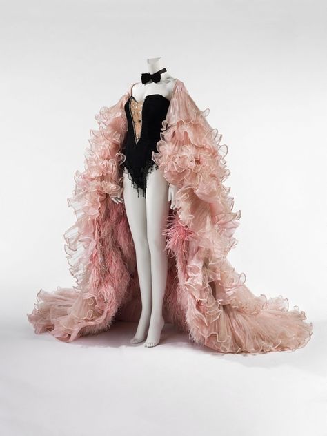 Who hasn't dreamt of delving into the dressing room of Dalida, the ultimate diva? The Palais Galliera answers all of our wishes with their latest exhibition dedicated to the French icon’s eclectic wardrobe. Diy Burlesque Costume, Ceilidh Dance, Paris Vogue, Mercury Retrograde, Fashion Design Drawings, Fancy Outfits, Fantasy Fashion, Vogue Paris, Mode Inspiration