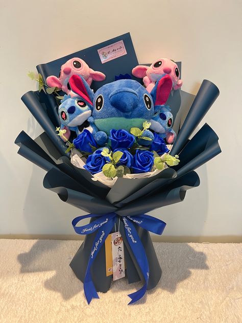 Stitch Flower Bouquet, Flower Bouquet Chocolate, Girlfriend Flowers, Flower Glass Dome, Stitch Bouquet, Valentines Balloons Bouquet, Birthday Baskets, Doll Bouquet, Bouquet Chocolate