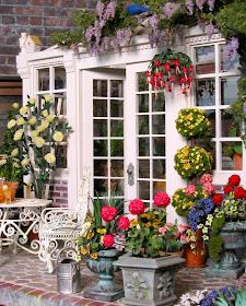 dollhouse conservatory Miniature Conservatory, Dollhouse Conservatory, Dollhouse Landscaping, Miniature Garden Plants, Mini Gardens, Dollhouse Garden, Miniature Flowers, Room Boxes, Miniature Gardens