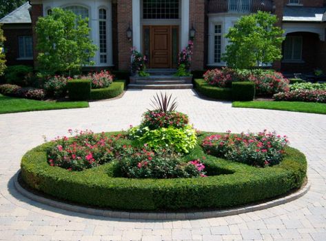 17 Brilliant Front Yard Landscape Design Ideas Circle Driveway Landscaping, Circular Garden, Driveway Entrance Landscaping, Front Yard Landscape, Front Lawn Landscaping, Modern Front Yard, Front Garden Landscape, Driveway Design, Driveway Landscaping