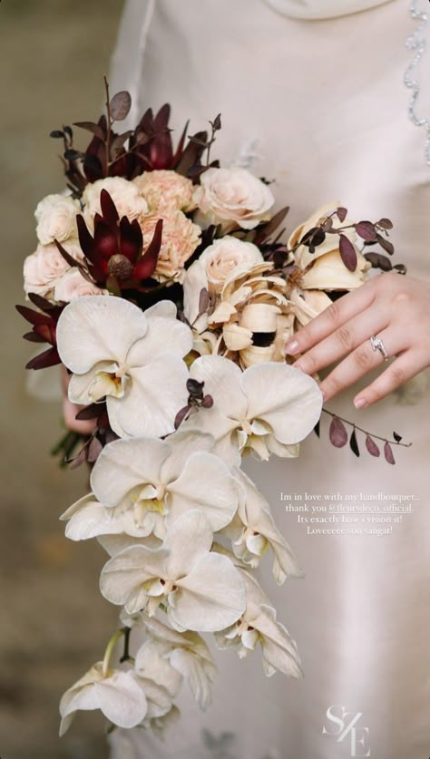 Hand Bouquet Wedding Simple Elegant, Engagement Hand Bouquet, Handbouquet Wedding Rustic, Rustic Hand Bouquet, Wedding Bucket Flowers Brides, Filipino Wedding Bouquet, Bucket Bunga Wedding, Wedding Hand Bouquet Brides, Bucket Wedding Flowers