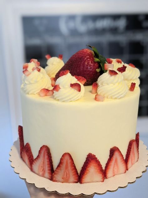 Simple Cake Strawberry, Cake Decorations With Strawberries, Strawberry And Cream Cake Decoration, Strawberry Vanilla Birthday Cake, Vanilla And Strawberry Cake Birthdays, Mini Cake Strawberry, Strawberries And Cream Birthday Cake, White Birthday Cake With Strawberries, Strawberry Vanilla Cake Decoration