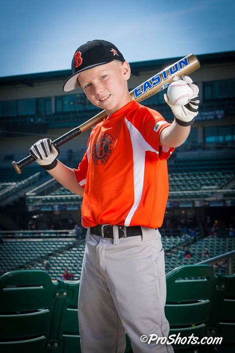 Baseball Team Pictures Poses, Green Grass Backdrop, Baseball Team Pictures, Team Picture Poses, Baseball Senior Pictures, Softball Photography, Softball Photos, Baseball Photography, Little League Baseball