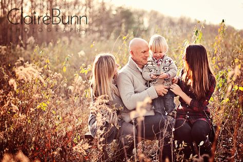 Photo Organizing, Family Portrait Poses, Outdoor Family Photos, Family Picture Poses, Family Photo Pose, Fall Family Pictures, Family Shoot, Fall Family Photos, Foto Poses