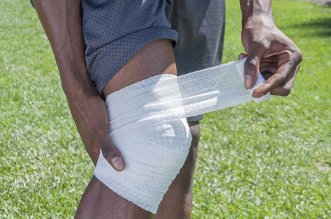 5 Ways to Wrap a Knee for Sports Bad Knee Workout, Weak Knees, Bad Knees, Knee Wraps, Knee Exercises, Sports Injury, Knee Injury, Stop Working, Sports Medicine