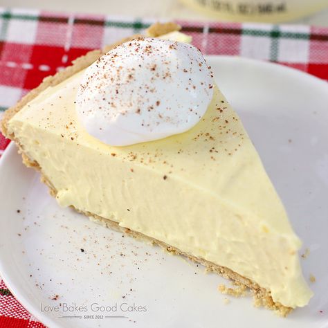 Your holiday won't be complete without this No-Bake Eggnog Pie! It'll be a family-favorite! AD Eggnog Pie, Eggnog Dessert, Cracker Dessert, Easy Eggnog, Pumpkin Pie Recipe Easy, Thanksgiving Desserts Table, Favorite Pie Recipes, Holiday Desserts Table, Easy Pumpkin Pie