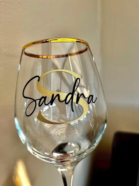 Wine Glass Personalized Name, Personalized Wine Glasses Birthday, Personalized Wine Glasses With Name, Wine Glass With Name, Wine Glass Cricut, Wine Glass Gift Ideas, Name Wine Glasses, Wine Glass Ideas, Rhinestone Wine Glasses