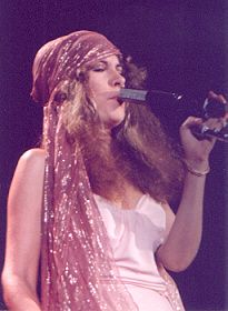 Stevie, looking lovely in pastels  ~ ☆♥❤♥☆ ~    wearing a glittery shawl as a headscarf onstage, 1979 Stevie Nicks Tusk, Dreams Photo, Buckingham Nicks, Stevie Nicks Style, Stephanie Lynn, Ancient Queen, Stevie Nicks Fleetwood Mac, 1 Rose, Fleetwood Mac