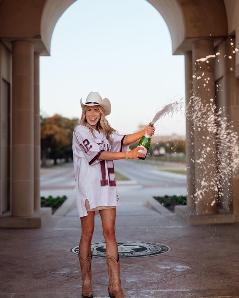 Graduation Pictures Outfits College, Senior Pictures Outfits College, College Ring Pictures, Aggie Senior Pictures Texas A&m, College Announcement Ideas Senior Pictures, College Graduation Pictures Texas A&m, Ou Senior Pictures, College Grad Outfits, Aggie Senior Pictures