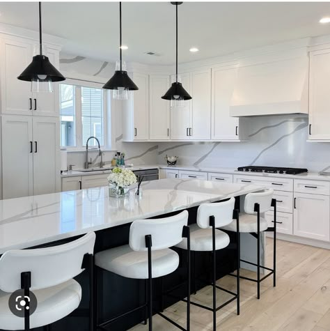 White And Black Kitchens Modern, Kitchen Ideas With Black Accents, Black And White Kitchen Ideas Modern Interior Design, Black And White House Interior Decor, Kitchen With Black Accents, Black And White Modern Kitchen, Modern Black And White Kitchen, Kitchen Amenities, White And Black Kitchen