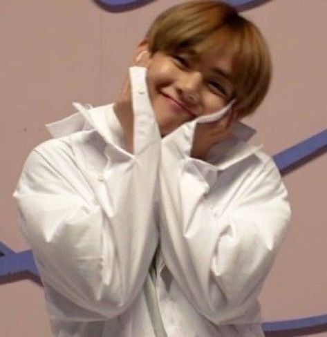 Taehyung Cute, Bts Happy Birthday, Bts Aegyo, Bts Wallpaper Lyrics, Emotional Photography, Boy Scout, Kim Taehyung Wallpaper, Bts Concert, Bts Korea