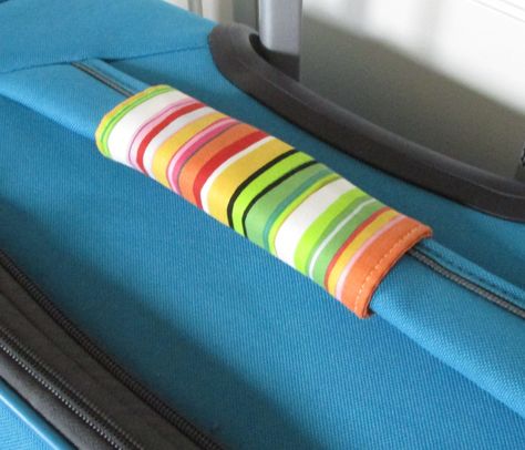 Learn how to make your own fabric luggage handle wrap with this step by step sewing tutorial. A quick and easy way to help identify your luggage. Diy Luggage Strap, Diy Luggage Identifier, Luggage Handle Wrap Diy, Diy Luggage Tag, Suitcase Handle Wrap Diy, Diy Luggage Tags, Diy Luggage Tags Easy, Luggage Tag Pattern, Sew Luggage Tags