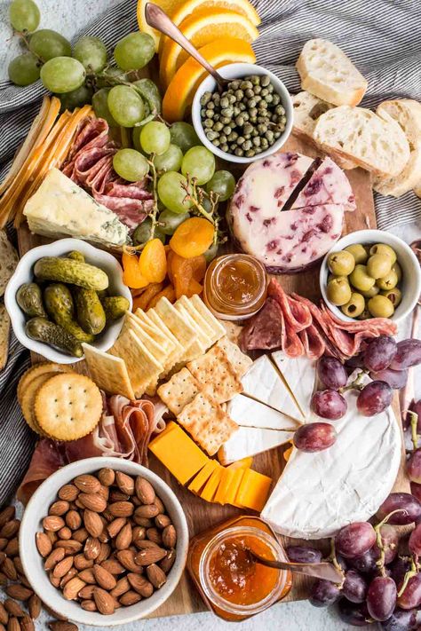 The ultimate charcuterie board loaded with cheese, meats, fruits, and other sides. A simple and quick appetizer recipe for any occasion! Quick Appetizer Recipes, Charcuterie Board Meats, Wine And Cheese Party, Appetizers For A Crowd, Charcuterie Platter, Charcuterie Cheese, Cheese Party, Charcuterie And Cheese Board, Snacks Für Party