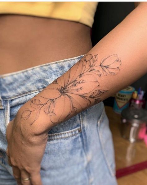 Feminine Tattoo Thigh, Tattoo Ideas On Hand, Unique Floral Tattoo, Cover Ups Tattoo, Floral Tattoo Ideas, Dinosaur Tattoo, Leo Tattoo, Tato Minimal, Tattoo Thigh