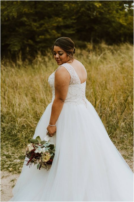 Wedding Photo Ideas For Plus Size Bride, Plus Size Wedding Poses Curvy Bride, Plus Size Bridal Portraits Poses, Wedding Poses For Plus Size Brides, Plus Size Wedding Photo Ideas, Wedding Photos For Plus Size Brides, Wedding Photo Ideas Plus Size Bride, Plus Size Bride Photography, Plus Size Wedding Photos