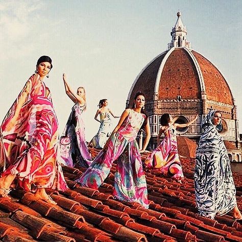 Emilio Pucci 1960s @emiliopucci designs on the roof of the Duomo in Florence  #firenze #duomo #pucci #florence #duomofirenze #vintagepucci #1960sfashion #1960sstyle  Via @retrofashionphotography Retro Fashion Photography, Taschen Books, Patti Hansen, Pucci Vintage, Lauren Hutton, Fantasy Wardrobe, Janis Joplin, Famous Fashion, Matthew Williamson