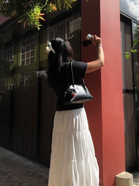 black top + long white skirt + black baguette bag Black Baguette Bag Outfit, Baguette Bag Outfit, Black Baguette Bag, Long White Skirt, White Long Skirt, Bag Outfit, Baguette Bag, White Skirt, Skirt Black