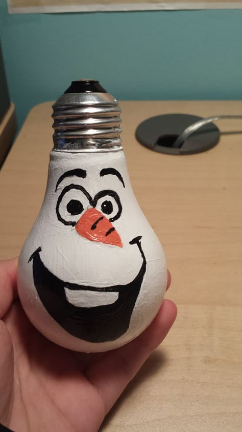 Lightbulb ornaments : Grinch and Olaf Ornament Snoopy Light, Bulb Painting, Olaf Ornament, Lightbulb Ornaments, Diy Light Bulb, Elf Christmas Decorations, Light Bulb Crafts, Painted Light Bulbs, Disney Christmas Decorations