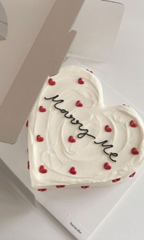 20 Intimate Proposal Ideas for a Heartfelt Engagement - Wedding Planning Wedding Cake Heart Shape, Proposal Cakes Ideas, Intimate Proposal Ideas, Cake Heart Shape, Wedding Cake Heart, Intimate Proposal, Home Movie Night, Garden Engagement Party, Heart Shaped Wedding Cakes