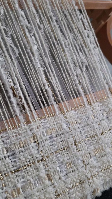 #weaving #tweed Tapestry Loom Weaving, Art Yarn Weaving, Circular Weaving, Tapestry Loom, Weaving Loom Diy, Handwoven Tapestry, Weaving Loom Projects, Weaving Rug, Fabric Embellishment