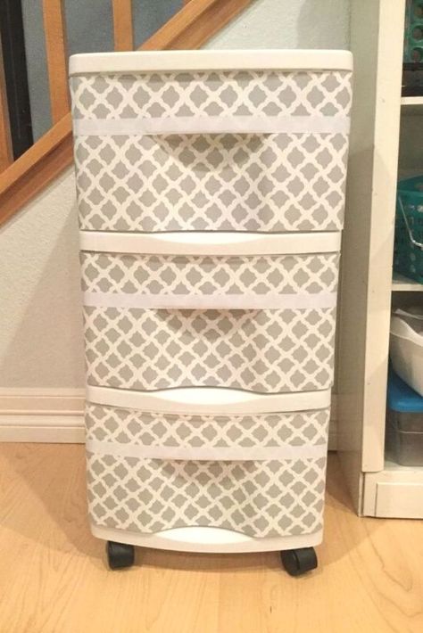 Who doesn't love plastic drawers? they are great for organization and have many uses. But usually they are very ugly and look cheap. Check out this makeover idea and improve your home decor. #diy #plasticdrawers #makeover Homeschool Storage, Plastic Drawer Makeover, Diy Organize, Dream Workshop, Chest Of Drawers Makeover, Upcycle Chair, Upcycle Storage, Cleaning Diy, 3 Drawer Storage