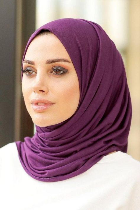 Purple Hijab, Purple Jersey, Turkish Dress, Hijab Niqab, Jersey Hijab, Hijab Styles, Scarf Women Fashion, Everyday Outfit, Beautiful Hijab