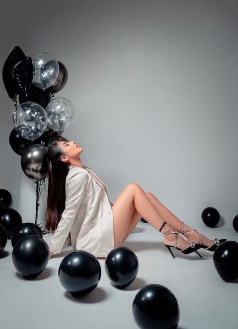 29th Birthday Photo Shoot Ideas, 2024 Birthday Photoshoot Ideas, Poses For Bday Pics, Birthday Shoot Poses For Women, Birthday Shoot Ideas Black, Black Balloon Photoshoot, Photoshoot Birthday Ideas Women, Birthday Photoshoot Black Dress, 30 Birthday Photo Shoot For Women