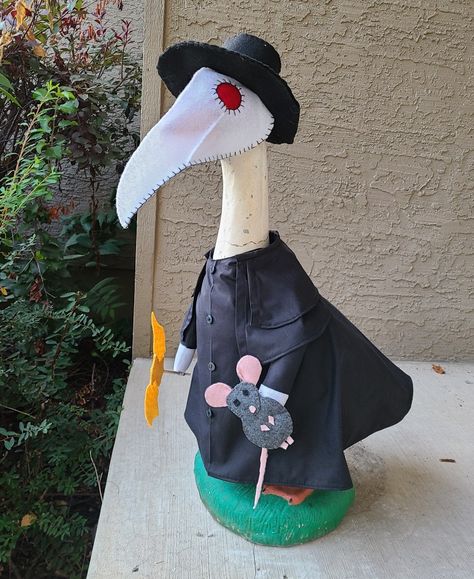 The ceramic goose's 2020 Halloween outfit Yard Goose Outfits, Porch Goose Outfit, Porch Goose Clothes Diy, Porch Goose Clothes Patterns, Porch Geese, Jackie Outfits, Yard Goose, Kitschy Halloween, Garden Goose