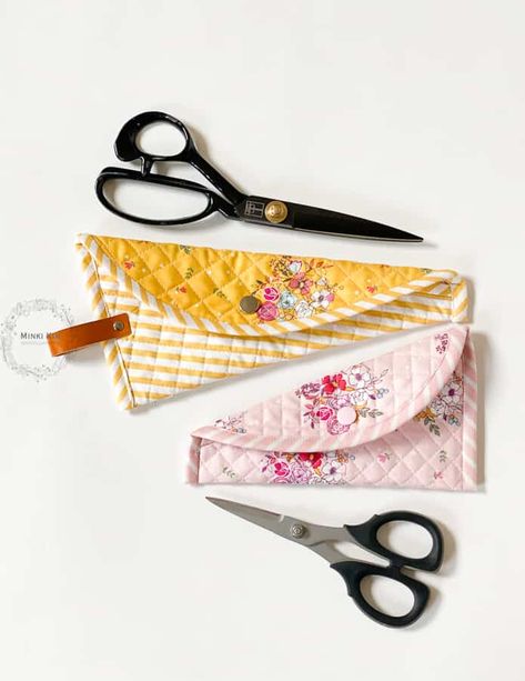 Scissor Case Pattern, Pouch Template, Zip Pouch Tutorial, Sewing Illustration, Patchwork Inspiration, Sewing Case, Scissor Case, Mini Iron, Small Scissors