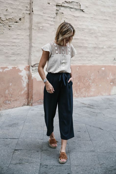 navy culottes outfit and crochet yoke top Navy Culottes Outfit, How To Wear Culottes, Culottes Outfit, Culotte Pants, Cool Summer Outfits, Summer Work Outfits, Summer Color, Estilo Boho, Inspiration Mode