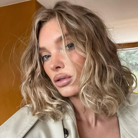 Elsa Hosk Hair Short, Elsa Hosk Short Hair, Elsa Hosk Hair, Medium Curls, Balayage Hair Blonde, Blonde Hair Inspiration, Short Hair Styles Easy, Shoulder Length Hair, Short Curly Hair