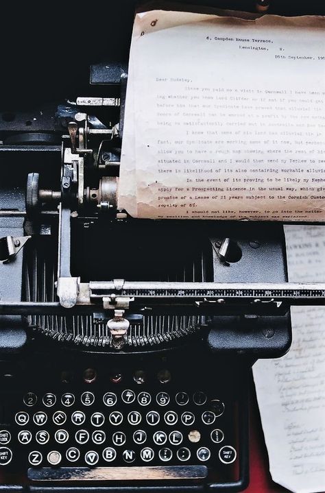 Old Fashioned Typewriter, Old Typewriter, Aesthetic Writing, Dark Academia Aesthetic, Vintage Typewriters, Academia Aesthetic, Reading Journal, Wallpapers Vintage, Aesthetic Vintage