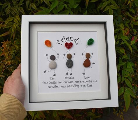 Pebble Art Friendship Ideas, Friends Pebble Art, Quilled Heart, Quote Friends, Bestie Friends, Present For Friend, Pebble People, Gift For Bestie, Personalized Best Friend Gifts