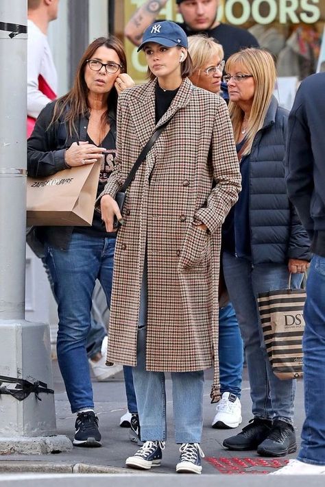 Sep 2021 > Oversized / Genderless Inspo - Imgur 40s Mode, Winter Coat Trends, Kaia Gerber Style, Coat Trends, Outfits With Converse, Plaid Coat, Street Style Winter, Mode Inspo, 가을 패션