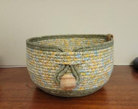 Rope Bowls, Rope Basket Tutorial, Rope Craft Ideas, Coiled Fabric Bowl, Diy Rope Basket, Yarn Basket, Coiled Rope, Rope Projects, Coiled Fabric Basket