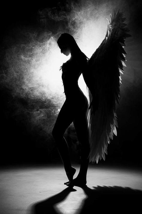 Black Wings Photoshoot, Female Silhouette Photography, Poses With Wings, Dark Angel Photoshoot, Angel Photoshoot, Angel Wings Photography, Angel Wings Art, Angel Photography, Shinra Kusakabe