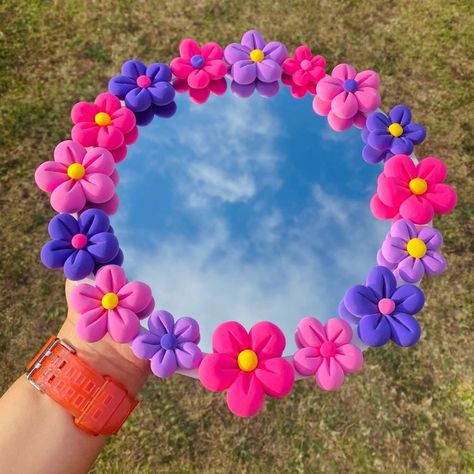 Flower Clay Mirror, Clay Mirror Frame, Super Clay Art, Clay Flower Mirror, Flower Mirror Diy, Art Drawings Painting, Air Dry Clay Charms, Crafts Wallpaper, Aesthetic Sketches