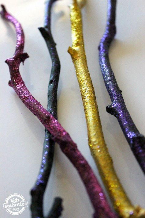 This DIY Wizard's Wand is fun to make and a great addition to any child's pretend wardrobe! Fairy Crafts Kids, Wands Tarot, American Quotes, Wizard Wand, Kids Bedroom Designs, Fairy Crafts, Fairy Wands, Kids Tents, Fairy Parties