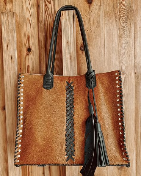 The Lynnde is a one of a kind, exclusive tote. Authentic cowhide and so spacious, hurry before it’s gone! ✨ Everyday Purse, Neutral Design, Cow Hide, Leather Bags Handmade, Woven Bag, Leather Working, Crochet Bag, Your Name, Leather Bag