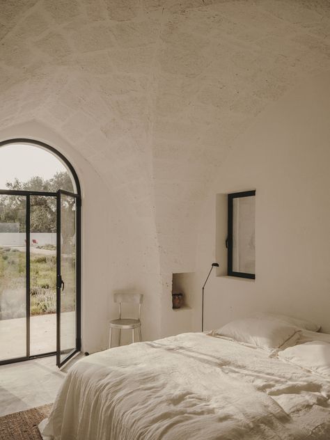 Andrew Trotter, Minimal Homes, Italian Farmhouse, Country House Design, Metal Wall Lamp, Independent House, Outdoor Bath, Rural Retreats, Cement Floor