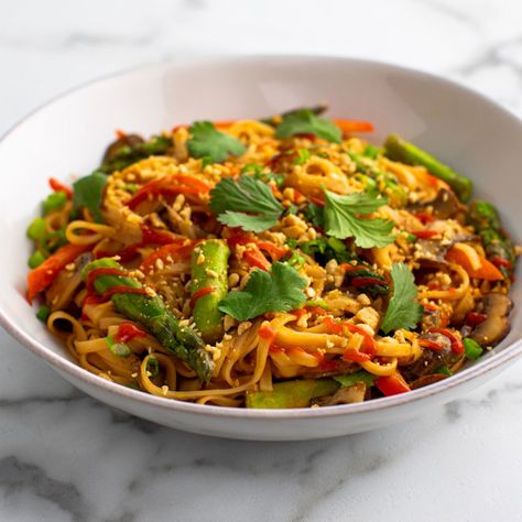 Quick Veggie Pad Thai by Ree Drummond Taco Tots, Veggie Pad Thai Recipe, Chorizo Burgers, Veggie Pad Thai, Pad Thai Noodles, Asparagus Beans, Thai Recipe, Pad Thai Recipe, Pioneer Woman Recipes