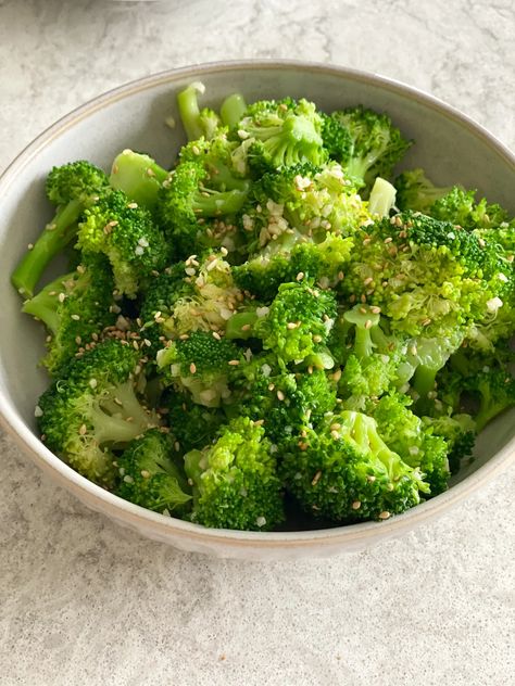 Korean Broccoli Banchan! Blanched or steamed broccoli tossed with sesame oil, garlic, salt and sesame seeds, it's so good! Korean Broccoli, Radish Kimchi, Spicy Broccoli, Cucumber Kimchi, Korean Kimchi, Korean Side Dishes, Scallion Pancakes, Radish Salad, Gluten Free Lunch