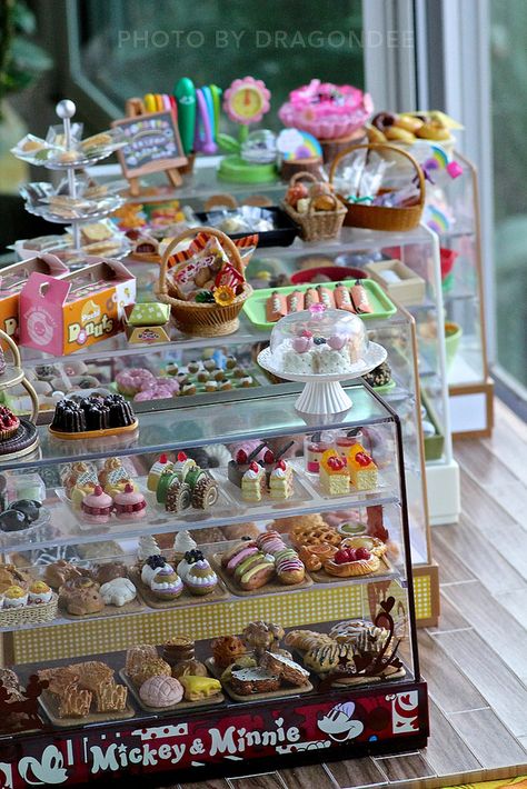 Bakery Goodies, Bakery Display Case, Bakery Interior, Bakery Items, Miniature Shop, Miniature Bakery, Bakery Display, Cakes And Cupcakes, Tanah Liat